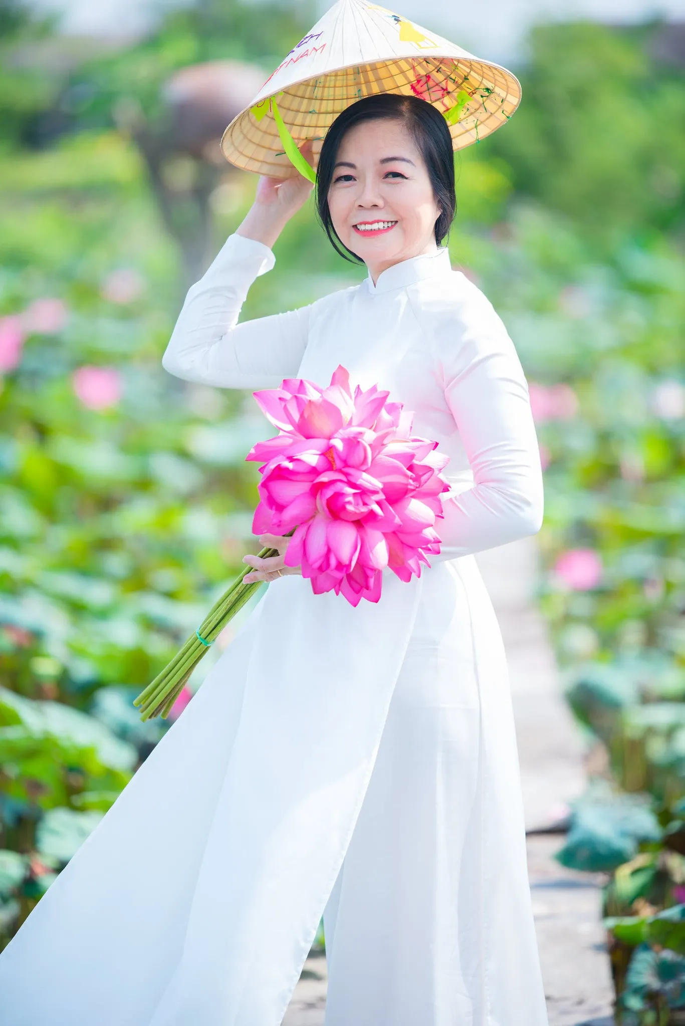 nh áo dài hoa sen 20 - 49 cách tạo dáng chụp ảnh với áo dài tuyệt đẹp - HThao Studio