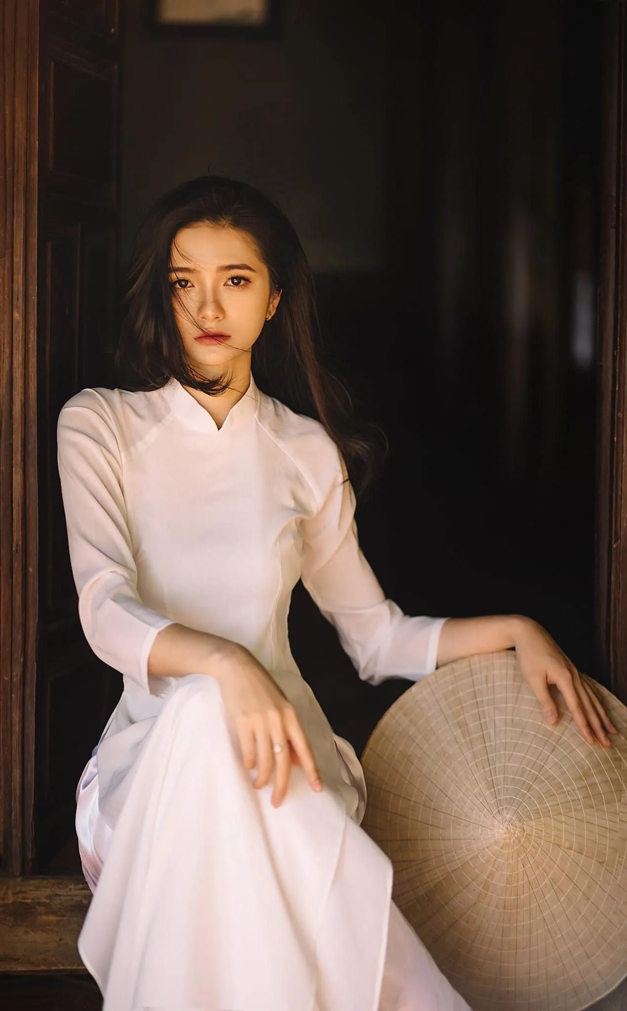 Ao dai chup ngoi 2 min - 49 cách tạo dáng chụp ảnh với áo dài tuyệt đẹp - HThao Studio