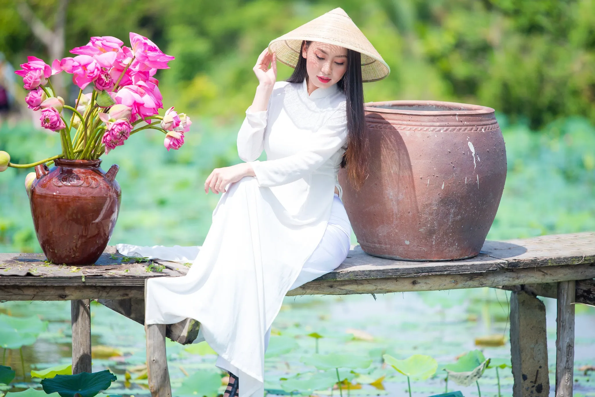Chup hinh hoa sen 16 - 49 cách tạo dáng chụp ảnh với áo dài tuyệt đẹp - HThao Studio