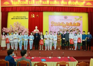 Liên đoàn Lao động tỉnh thăm, chúc Tết và tặng quà đoàn viên công đoàn Bệnh viện Đa khoa tỉnh