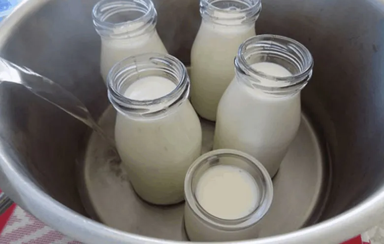 Cách làm sữa chua từ sữa đặc: Ủ sữa chua