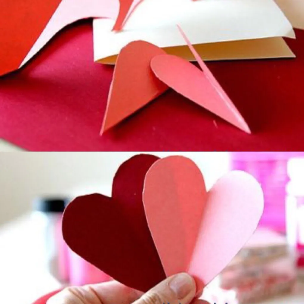 Đầu tiên bạn gấp đôi tờ bìa cứng mà bạn chọn để làm hoa lại. Sau đó dùng kéo cắt theo hình nửa trái tim thông dụng. Nếu sợ cắt hình trái tim không cân, bạn có thể vẽ theo mẫu rồi cắt theo mẫu cho đẹp nhé. Những chiếc trái tim này khi ghép lại sẽ thành một bông hoa giấy đẹp mắt.