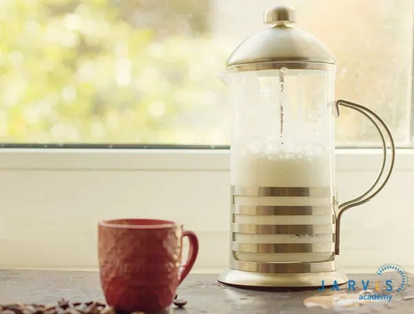 Đổ sửa nóng vào trong máy French Press