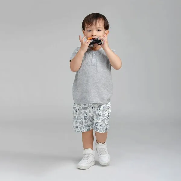 Cách phối đồ cho trẻ em ở nhà: Áo thun và quần short khakis