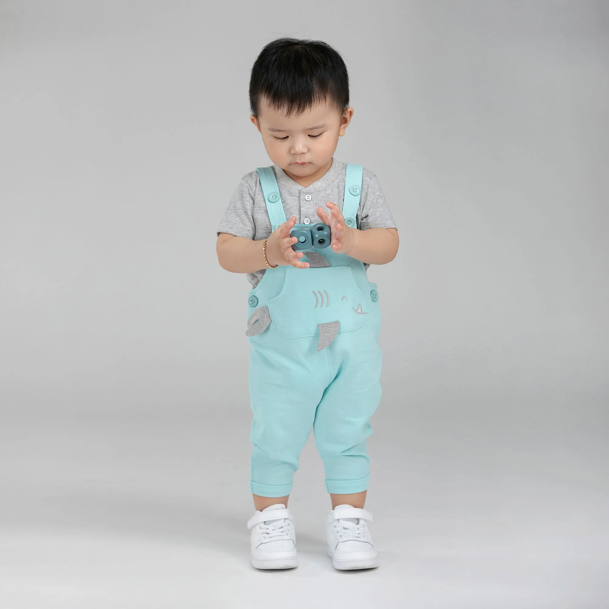 Cách phối đồ cho trẻ em trong độ tuổi sơ sinh: áo thun và jumpsuit