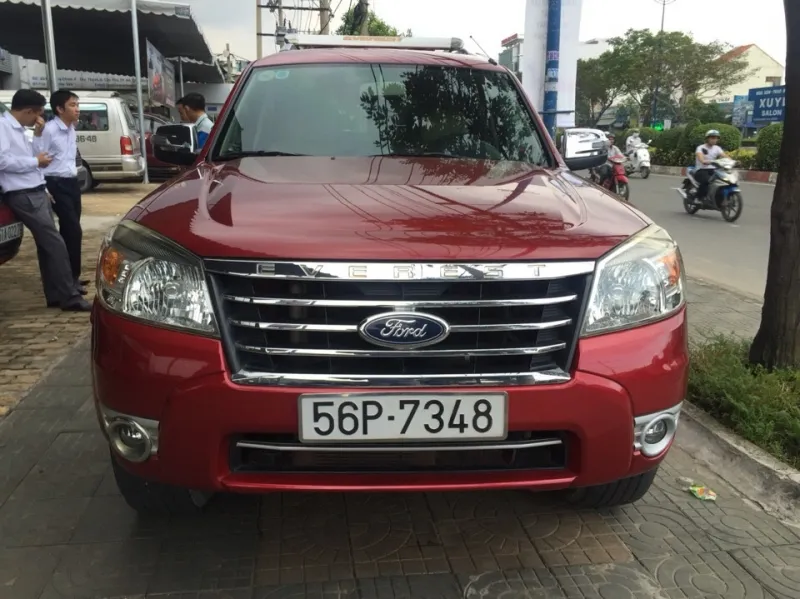 Ford Everest cũ đời 2010 số tự động màu đỏ