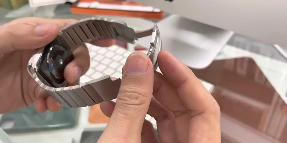 Cách đeo dây thép Apple Watch